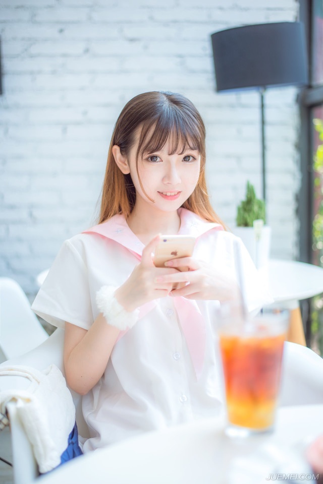 院子里响起刘璋骂骂咧咧的声音，刘璝面色铁青的跟着孟达来到一处厢房，冷冷的看着此人：“为何拦我？”